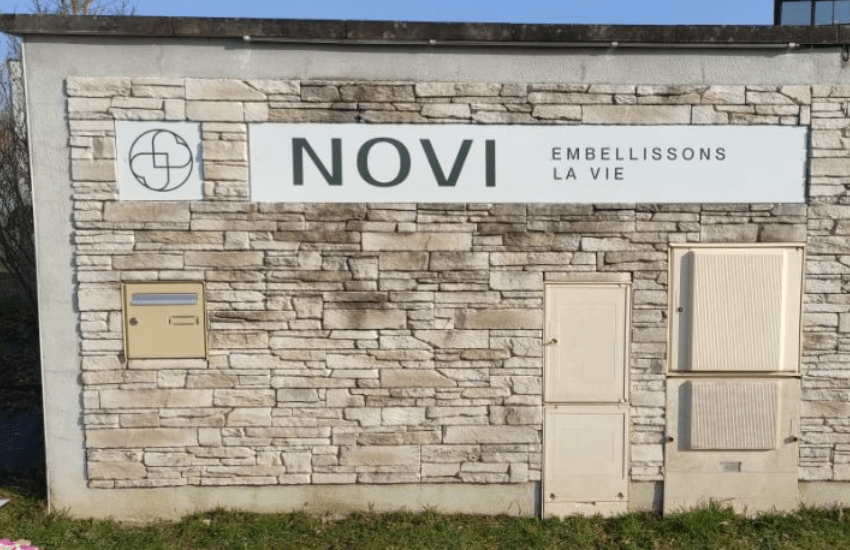 Panneau enseigne personnalisé sur un bâtiment