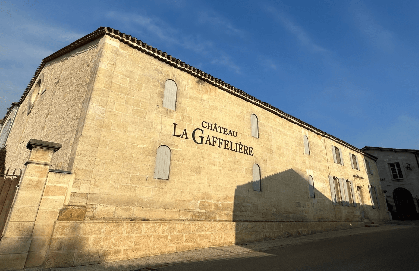 Lettres enseignes personnalisées sur un bâtiment viticole