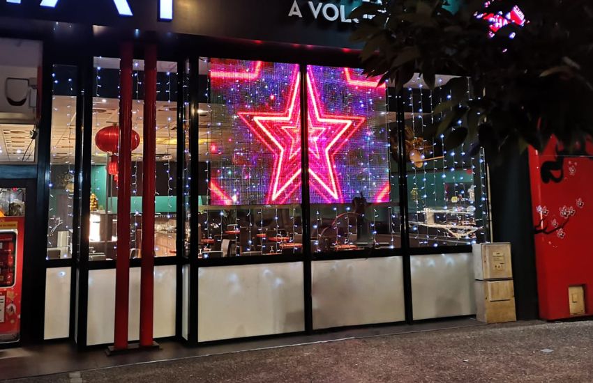 Photo d'un écran LED en intérieur